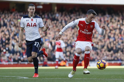 Vòng 35 Premier League: Những cuộc chiến quyết định - 3
Wimmer (trái) của Tottenham đuổi theo Ozil của Arsenal trong trận lượt đi giữa Arsenal và Tottenham