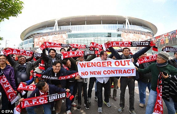 Arsenal 2-0 MU: Wenger đã thắng Mourinho - 11
Cổ động viên Arsenal tiếp tục tuần hành đòi Wenger từ chức