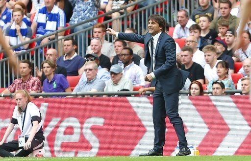Nhìn lại chiến thắng "mang trái ngọt" của Arsenal trước Chelsea - 8
Conte chỉ đạo học trò thi đấu bên ngoài đường biên