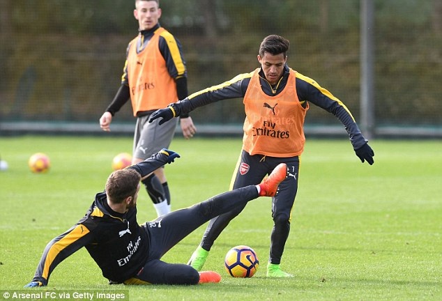 Koscielny, Ramsey trở lại tập cùng Arsenal trước trận gặp Liverpool - 6
Mustafi thực hiện tình huống xoài người cản phá pha đi bóng của Sanchez