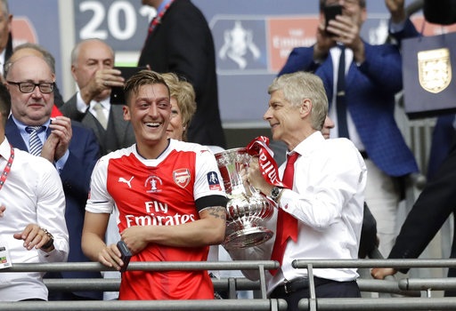 Khoảnh khắc ngây ngất của Arsenal với chiếc cúp FA - 7
Ozil (trái) đầy hạnh phúc khi cùng đội có được chức vô địch