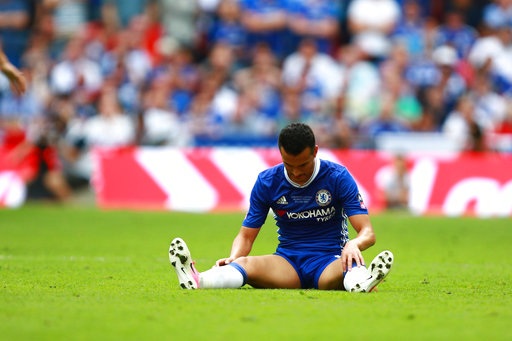 Nhìn lại chiến thắng "mang trái ngọt" của Arsenal trước Chelsea - 9
Pedro ngồi trên sân sau khi bị cầu thủ đối phương phạm lỗi, tiền đạo người Tây Ban Nha khá đơn độc