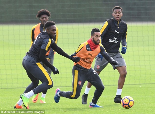 Koscielny, Ramsey trở lại tập cùng Arsenal trước trận gặp Liverpool - 7
Welbeck túm áo để giữ không cho Walcott lao lên lấy bóng