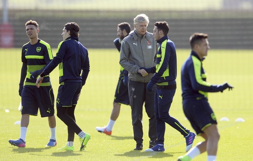 
Wenger bắt tay Ozil trên sân tập, ông cũng bắt tay Sanchez
