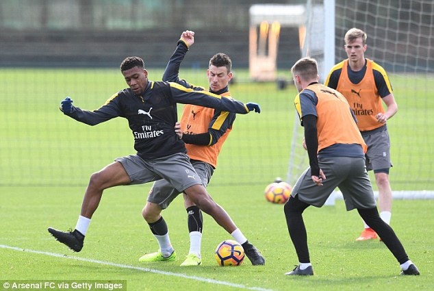 Koscielny, Ramsey trở lại tập cùng Arsenal trước trận gặp Liverpool - 8
Kosienay cản phá pha đi bóng của Iwobi
