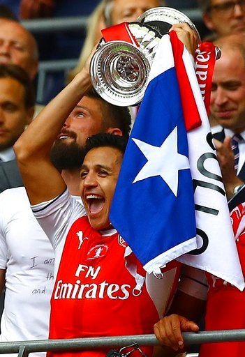 Khoảnh khắc ngây ngất của Arsenal với chiếc cúp FA - 9
Sanchez giơ cao cúp FA, tiền đạo người Chile đã mở tỉ số trong tình huống đầy tranh cãi ngay phút thứ năm