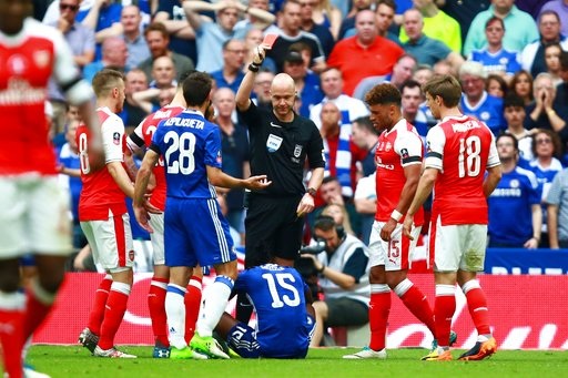 Nhìn lại chiến thắng "mang trái ngọt" của Arsenal trước Chelsea - 11
Phút 68, Moses ngã vờ trong vòng cấm địa đối thủ và phải nhận thẻ vàng thứ hai, đồng nghĩa anh bị truất quyền thi đấu. Chelsea chỉ còn 10 người, lại bị dẫn trước 1 bàn