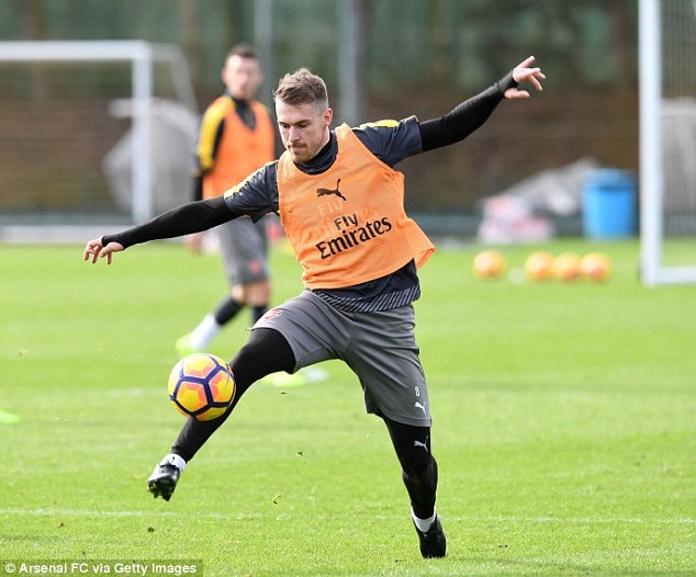 Koscielny, Ramsey trở lại tập cùng Arsenal trước trận gặp Liverpool - 9
Ramsey đỡ bóng, tiền vệ người xứ Wales đã trở lại sau hơn hai tuần dính chấn thương
