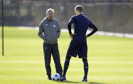 
Wenger (trái) nói chuyện với Metersacker (phải). Hậu vệ người Đức là đội trưởng của Arsenal, nhưng anh chấn thương từ đầu mùa nên vẫn chưa thi đấu
