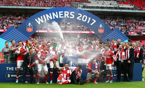 Khoảnh khắc ngây ngất của Arsenal với chiếc cúp FA - 10
Các cầu thủ Arsenal bật champagne ăn mừng tại bục chiến thắng