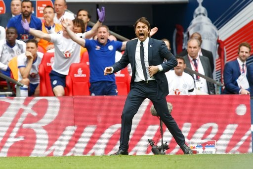 Nhìn lại chiến thắng "mang trái ngọt" của Arsenal trước Chelsea - 12
Thi đấu thiếu người nhưng Chelsea đã bất ngờ gỡ hòa ở phút 76, bàn thắng của Costa khiến Conte đầy phấn khích