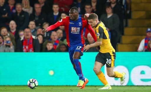 Middlesbrough - Arsenal: Trong cơn khát điểm - 2
Mustafi (phải) đeo bám Benkete (trái) trong trận cầu Arsenal thua Crystal Palace vào đầu tuần trước