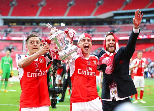 Khoảnh khắc ngây ngất của Arsenal với chiếc cúp FA - 11
Sự phấn khích của các cầu thủ Arsenal khi có được FA Cup