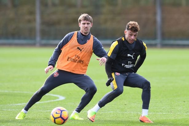 Koscielny, Ramsey trở lại tập cùng Arsenal trước trận gặp Liverpool - 11
Monreal (trái) và Oxlade-Chamberlain tranh bóng cùng nhau