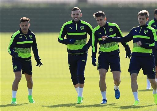 
Sanchez (trái) tươi cười tập luyện cùng các đồng đội
