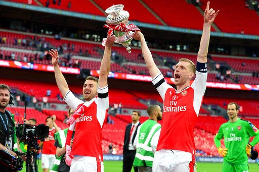 Khoảnh khắc ngây ngất của Arsenal với chiếc cúp FA - 12
Ramsey (trái) và Metersacker (phải) giơ cao cúp FA. Tiền vệ người xứ Wales chính là người ấn định chiến thắng 2-1 cho Arsenal, trong khi hậu vệ người Đức đã chơi xuất sắc trong trận đấu đầu tiên đá chính sau 13 tháng.