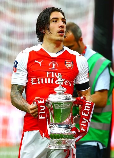 Khoảnh khắc ngây ngất của Arsenal với chiếc cúp FA - 13
Bellerin đã có một trận đấu lên công về thủ xuất sắc. Anh khóa chặt được ngòi nổ Hazard bên phía đối thủ
