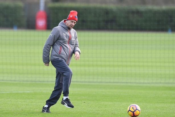 Koscielny, Ramsey trở lại tập cùng Arsenal trước trận gặp Liverpool - 13
Wenger không chỉ quan sát học trò tập, ông cũng sút vài quả cho... dẻo chân