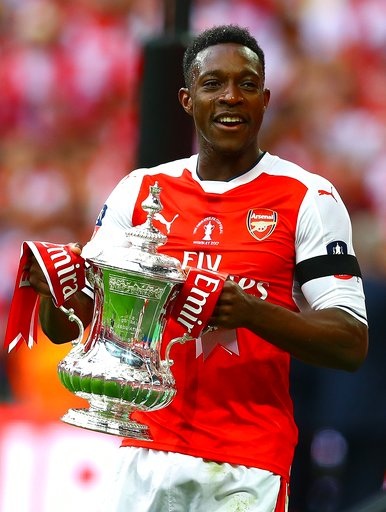 Khoảnh khắc ngây ngất của Arsenal với chiếc cúp FA - 14
Welbeck ăn mừng với cúp FA, mặc dù không ghi bàn nhưng tiền đạo người Anh đã chơi tốt ở vị trí tiền đạo cắm của Arsenal ở trận này, anh khiến hàng thủ Chelsea phải dành nhiều sự quan tâm và điều đó giúp các đồng đội như Sanchez, Ozil có nhiều khoảng trống hơn