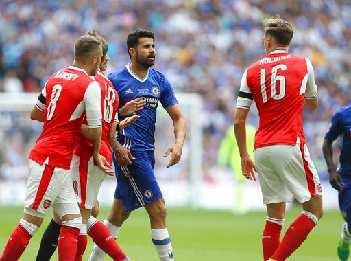Nhìn lại chiến thắng "mang trái ngọt" của Arsenal trước Chelsea - 16
Costa trong tình huống gây hấn với Holding. Tiền đạo người Tây Ban Nha bị đối phương đeo bám khá chặt trong trận đấu này