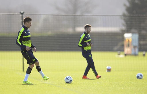 
Koscielny (trái) chuyền bóng cùng các đồng đội. Nếu không có chuyện đột xuất, anh và Mustafi sẽ vẫn là cặp trung vệ của Arsenal tiếp đón Bayern Munich
