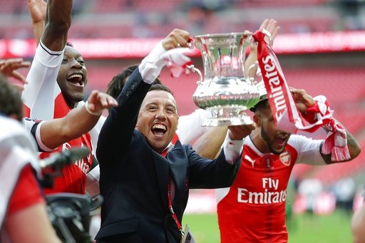Khoảnh khắc ngây ngất của Arsenal với chiếc cúp FA - 16
Carzorla không thi đấu ở FA Cup năm nay do dính chấn thương nặng từ hồi tháng 10 năm trước, nhưng tiền vệ người Tây Ban Nha cũng có mặt chia vui cùng các đồng đội