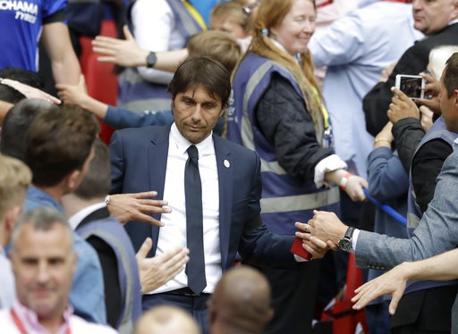 Nhìn lại chiến thắng "mang trái ngọt" của Arsenal trước Chelsea - 20
Gương mặt đượm buồn của Conte sau khi lên bục nhận HCB