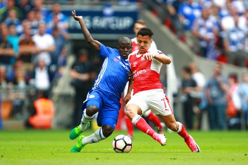 Nhìn lại chiến thắng "mang trái ngọt" của Arsenal trước Chelsea - 6
Kante cố gắng đeo bám Sanchez. Tiền đạo người Chile bên phía Arsenal hoạt động rất năng nổ và dường như sau khi vô địch Premier League, Chelsea không còn giữ được sự khát khao thi đấu