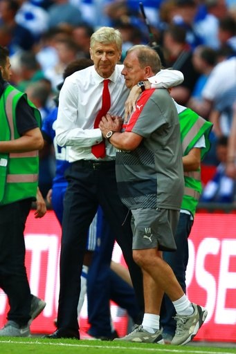 Nhìn lại chiến thắng "mang trái ngọt" của Arsenal trước Chelsea - 17
Wenger chia vui với trợ lý sau khi tiếng còi mãn cuộc vang lên