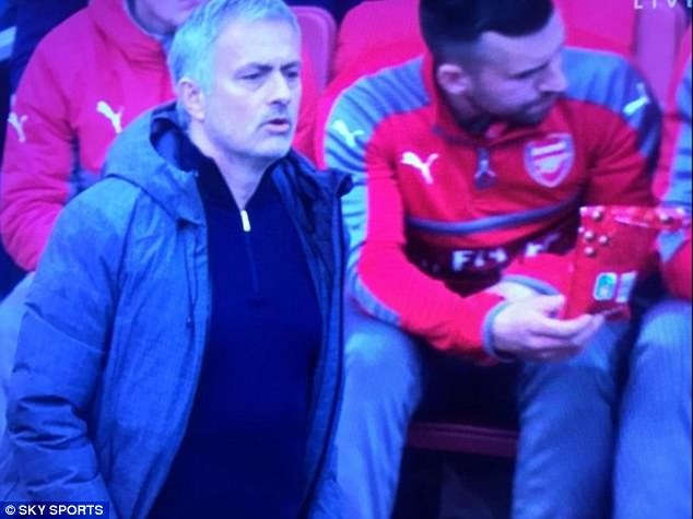 Thành viên ban huấn luyện của Arsenal thản nhiên ăn socola trong trận gặp MU