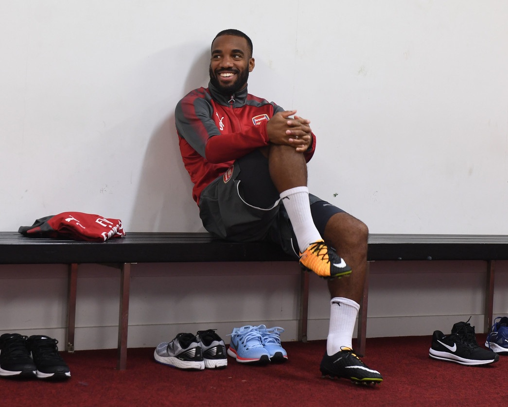 Lacazette hứng khởi trong buổi tập đầu tiên cùng Arsenal - 2
Tân binh Lacazette tươi cười trong phòng thay đồ, tiền đạo người Pháp đang là cầu thủ đắt giá nhất trong lịch sử chuyển nhượng của Arsenal. Đội bóng thành London vừa chi trả 45 triệu bảng cho Lyon để chiêu mộ Lacazette