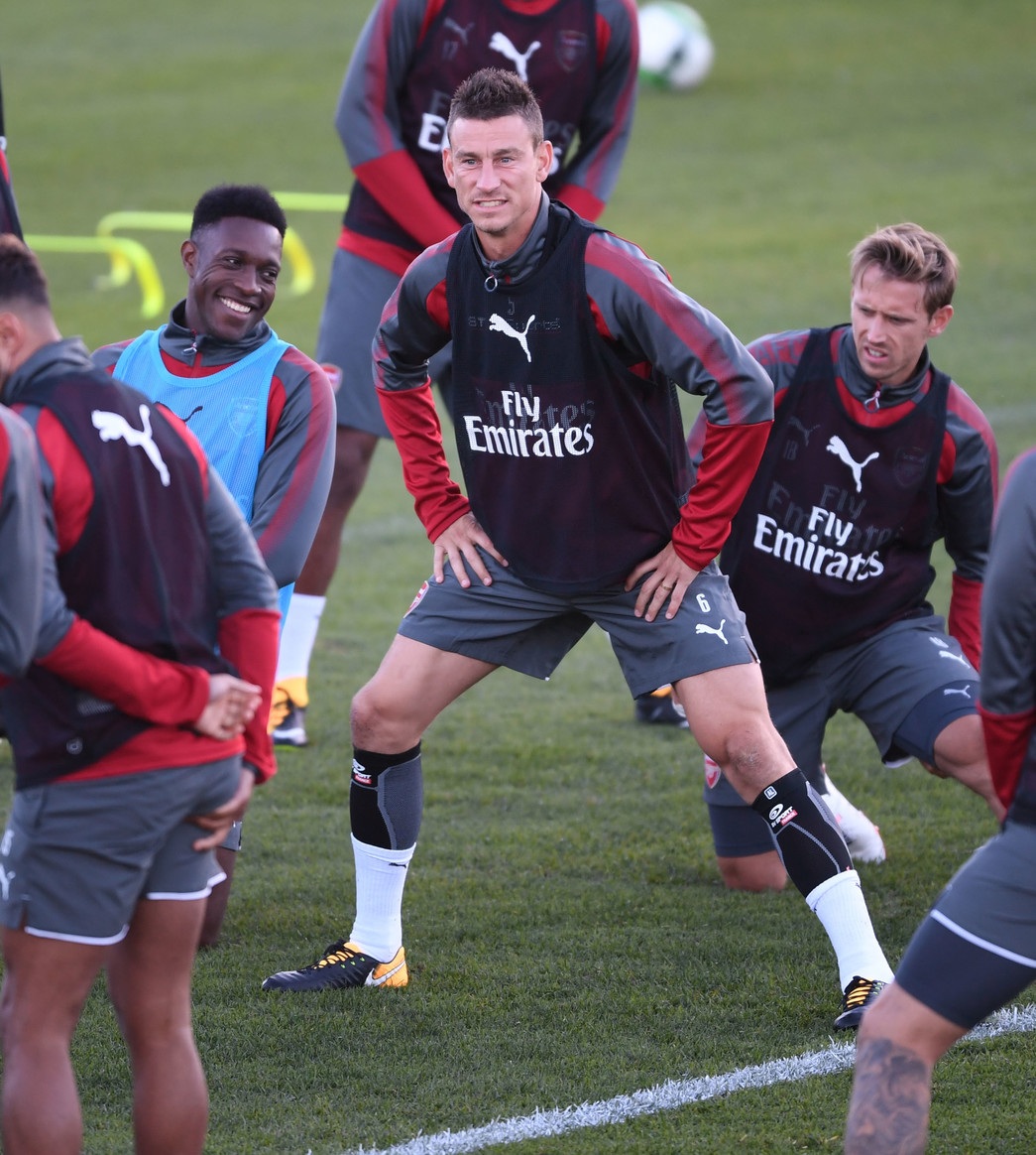 Lacazette hứng khởi trong buổi tập đầu tiên cùng Arsenal - 3
Hậu vệ Koscielny (giữa) vừa khởi động vừa nói chuyện cùng với các đồng đội