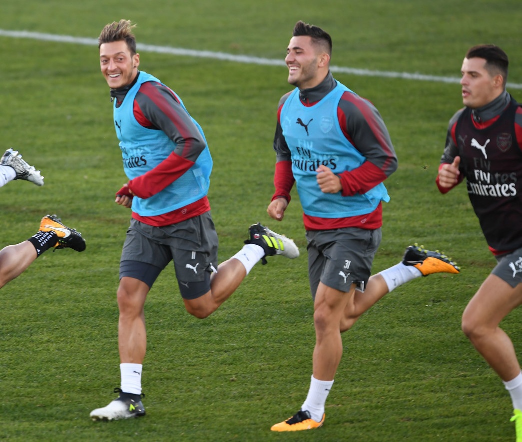 Lacazette hứng khởi trong buổi tập đầu tiên cùng Arsenal - 4
Ozil (trái) cười nói vui vẻ với đồng hương Kolasinac (phải) khi cả hai khởi động