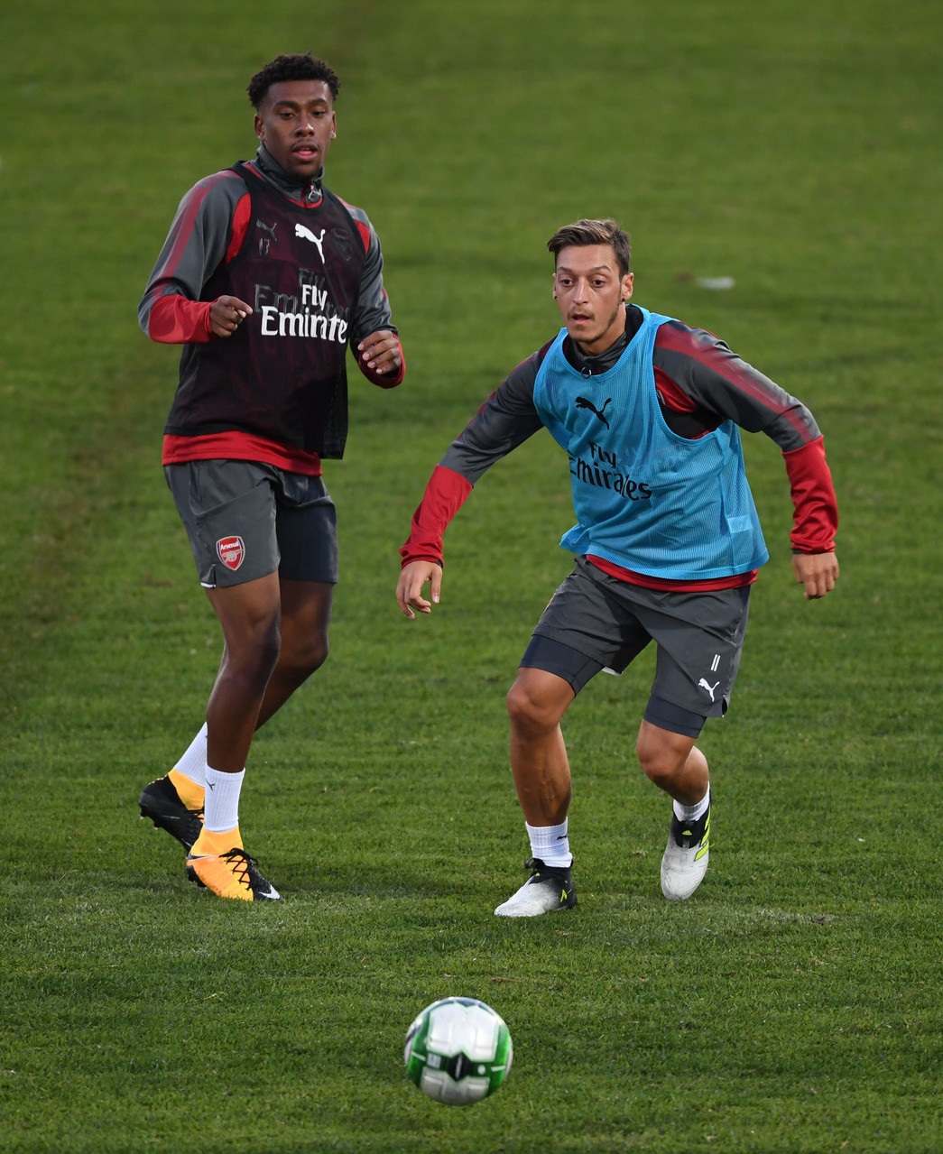 Lacazette hứng khởi trong buổi tập đầu tiên cùng Arsenal - 5
Ozil (phải) cũng đang dính tin đồn ra đi nhưng anh vẫn có tên trong chuyến du đấu của Arsenal Hè năm nay