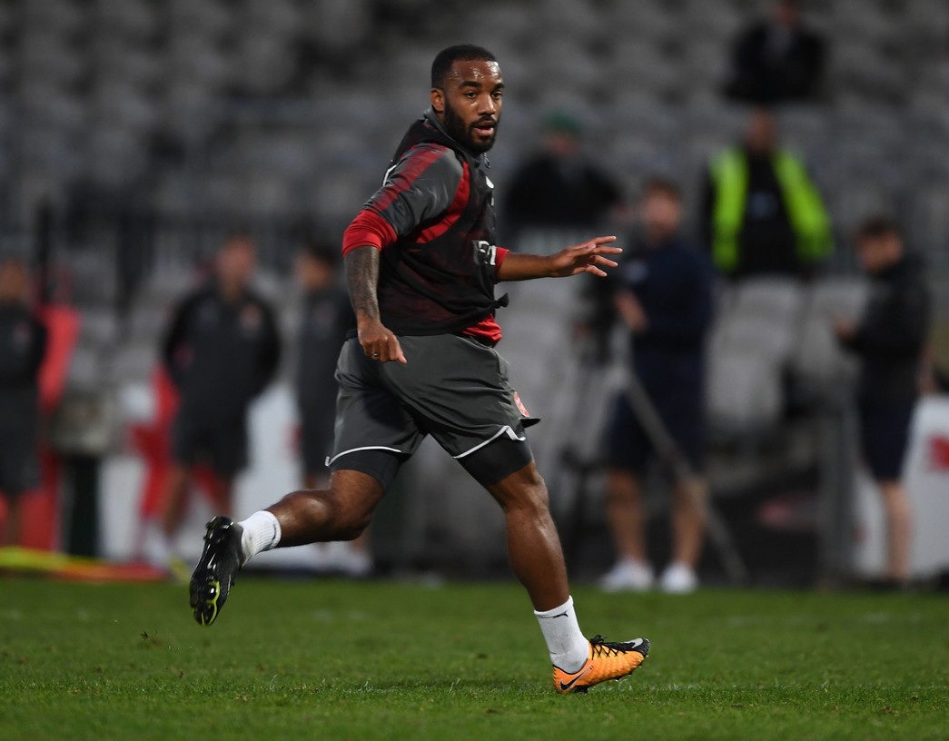 Lacazette hứng khởi trong buổi tập đầu tiên cùng Arsenal - 7
Lacazette khởi động để tham gia buổi tập, tân binh người Pháp của Arsenal tỏ ra hòa nhập nhanh