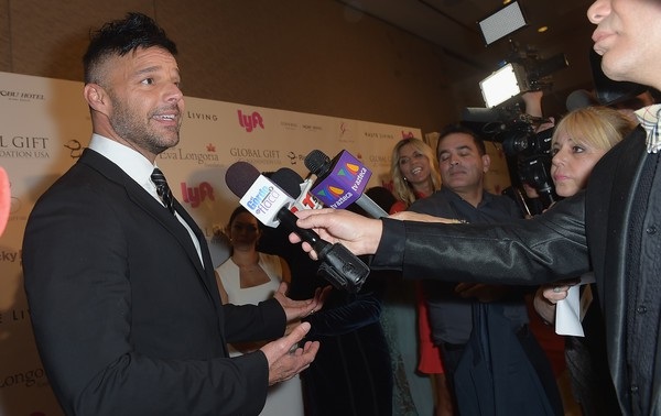 Ricky Martin hạnh phúc sánh đôi bạn trai - 5
Martin khẳng định sẽ không che giấu đám cưới của mình. Mọi người sẽ nói tới đám cưới đó, tôi không cảm thấy có gì phải che giấu, tôi muốn chia sẻ niềm vui với mọi người. Chúng tôi là một gia đình hạnh phúc và hiện đại.