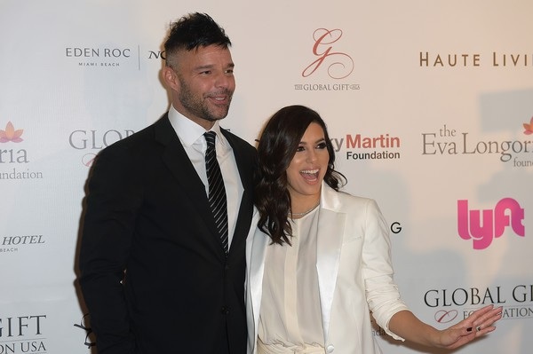 Ricky Martin hạnh phúc sánh đôi bạn trai - 8
Ricky Martin chụp hình cùng nữ diễn viên Eva Longoria trong sự kiện.
