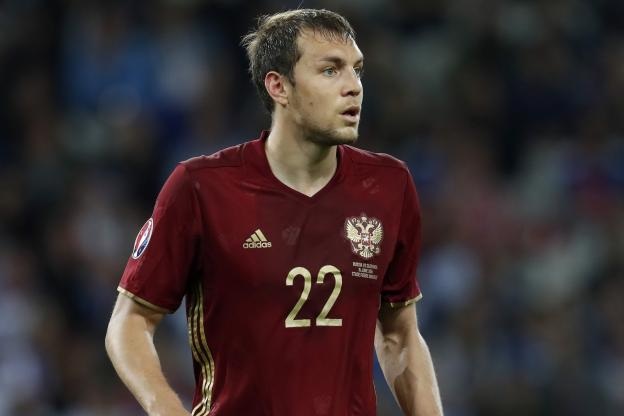 Tiền đạo của Zenit đang bước vào độ chín sự nghiệp. Ở thời điểm này, anh là niềm hy vọng lớn nhất trên hàng công của đội tuyển Nga. Với chiều cao tới 1m96, Artem Dzyuba có thể chơi tốt cả ở trên không lẫn mặt đất.