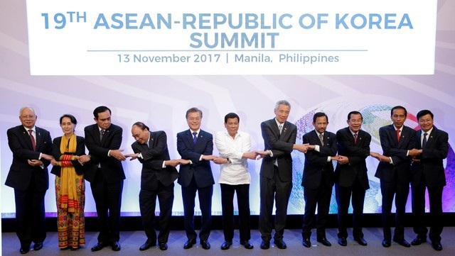 Tổng thống Moon Jae-in (thứ 5 từ trái sang) bắt tay các lãnh đạo ASEAN tại Hội nghị cấp cao ASEAN-Hàn Quốc.