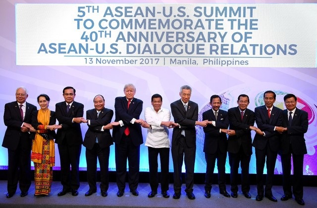 Lãnh đạo các nước thành viên ASEAN và Tổng thống Mỹ Donald Trump chụp ảnh tại Hội nghị cấp cao ASEAN-Mỹ lần thứ 5 và Hội nghị cấp cao kỷ niệm 40 năm quan hệ ASEAN-Mỹ.