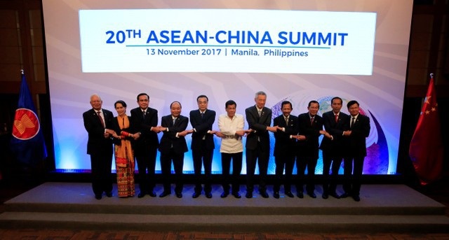 Thủ tướng Lý Khắc Cường (thứ 5 từ trái sang) bắt tay các lãnh đạo ASEAN tại Hội nghị cấp cao ASEAN-Trung Quốc.