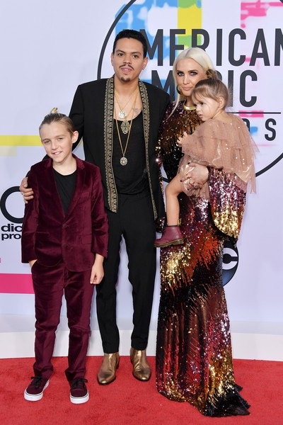 Người đẹp đọ dáng vóc tại lễ trao giải âm nhạc Mỹ - 19
Ashlee Simpson cùng chồng Evan Ross đưa 2 con đi sự kiện