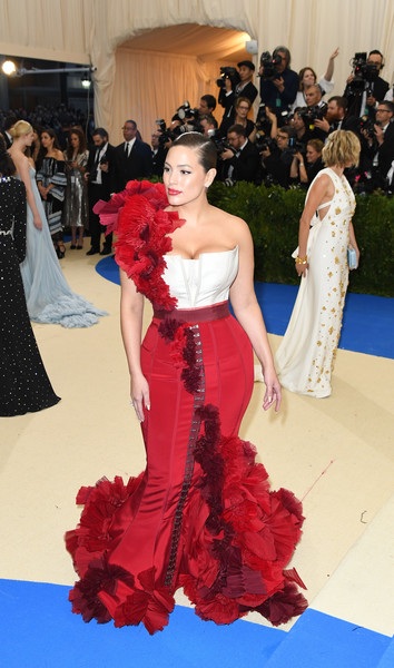 Siêu mẫu Trung Quốc mặc áo xuyên thấu trên thảm đỏ - 13
Ashley Graham diện trang phục của H&M và bị chê quá diêm dúa, cầu kỳ