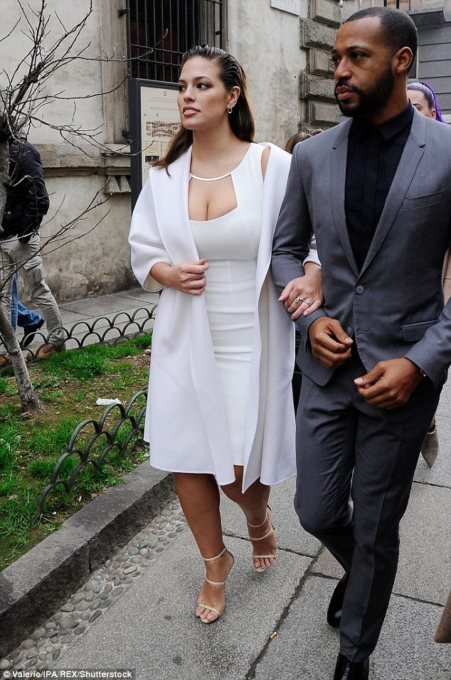 Siêu mẫu béo khoe vòng một nảy nở đi xem thời trang - 1
Ashley Graham và chồng Justin Ervin xuất hiện nổi bật tại Milan Fashion Week ngày 23/2 vừa qua