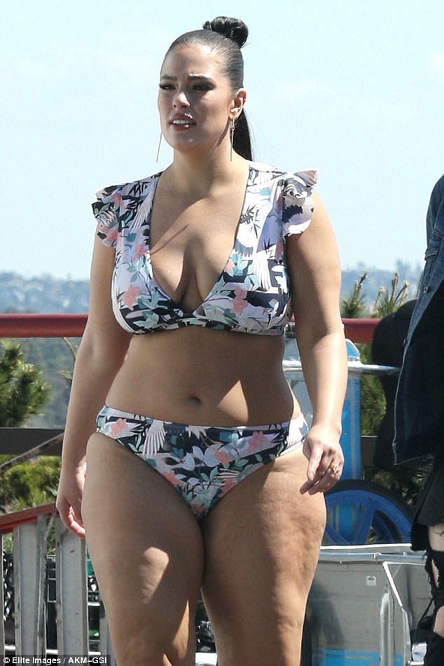 Người mẫu ngoại cỡ liên tục chụp hình với bikini - 1
Ashley Graham xuất hiện gợi cảm tại Los Angeles ngày 23/3 vừa qua. Cô thực hiện buổi chụp hình cho BST áo tắm mới của mình