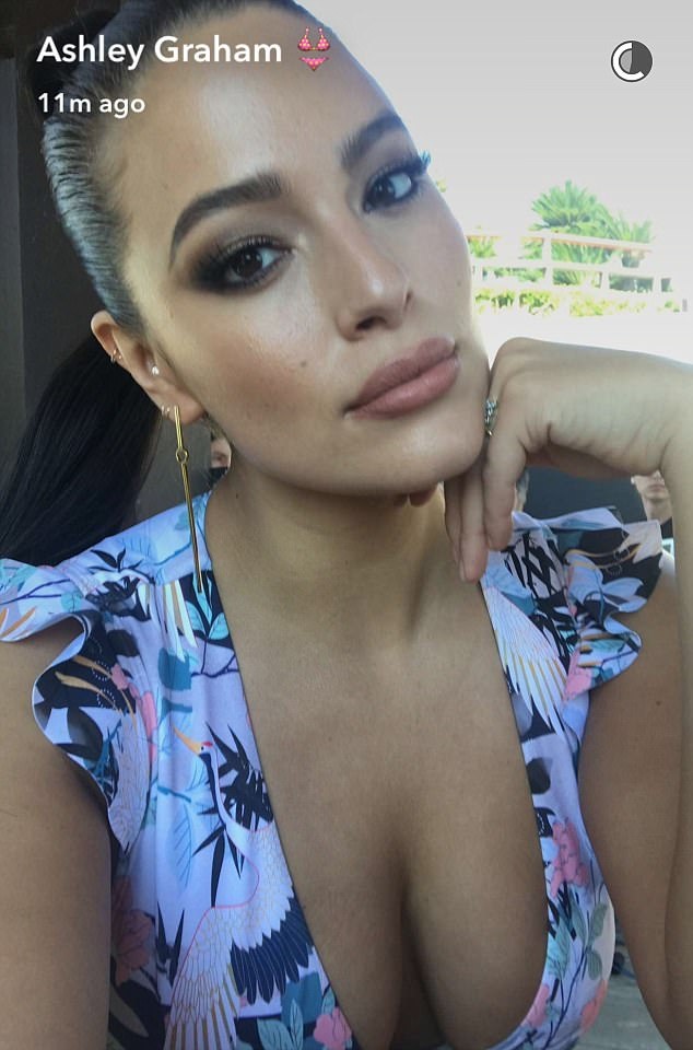 Người mẫu ngoại cỡ liên tục chụp hình với bikini - 4
Ashley Graham cũng là nhà hoạt động xã hội tích cực, cô tham gia nhiều phong trào kêu gọi sự bình đẳng cho phụ nữ ngoại cỡ