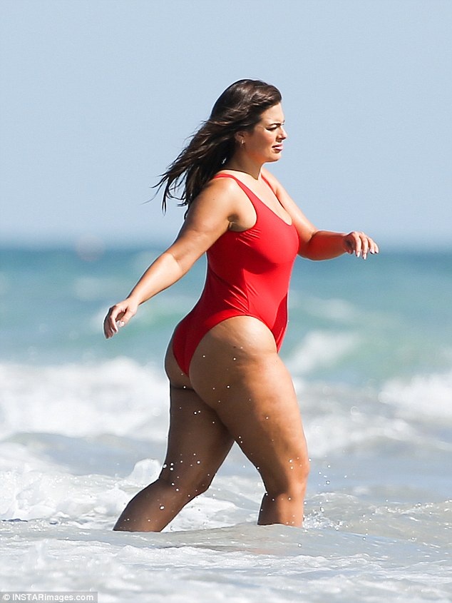 Người mẫu ngoại cỡ đẹp nổi bật với áo tắm đỏ - 6
Ashley Graham còn làm giám khảo cuộc thi Americas Next Top Model và gần đây là MC hậu trường cuộc thi hoa hậu hoàn vũ 2016