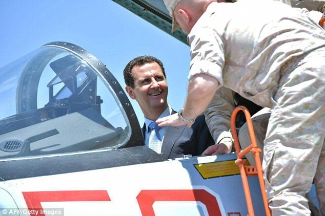 Tổng thống Syria vào buồng lái máy bay chiến đấu Nga - 5 Đây là lần đầu tiên ông Assad tới thăm căn cứ không quân Hmeymim của Nga (Ảnh: AFP)