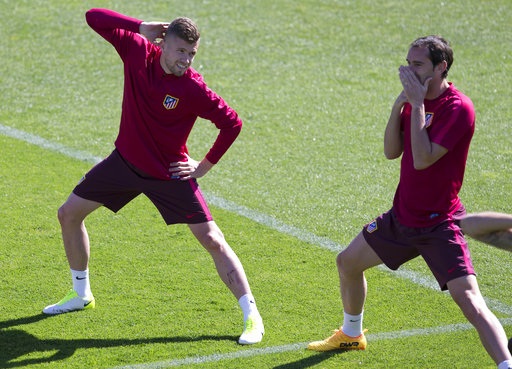 Các ông chủ người Thái Lan sang tận Madrid cổ vũ Leicester - 21
Caio (trái) và Diego Godin (phải) khởi động