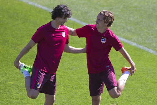Các ông chủ người Thái Lan sang tận Madrid cổ vũ Leicester - 23
Bộ đôi tiền vệ, Tiago (trái) và Antoine Griezmann (phải)